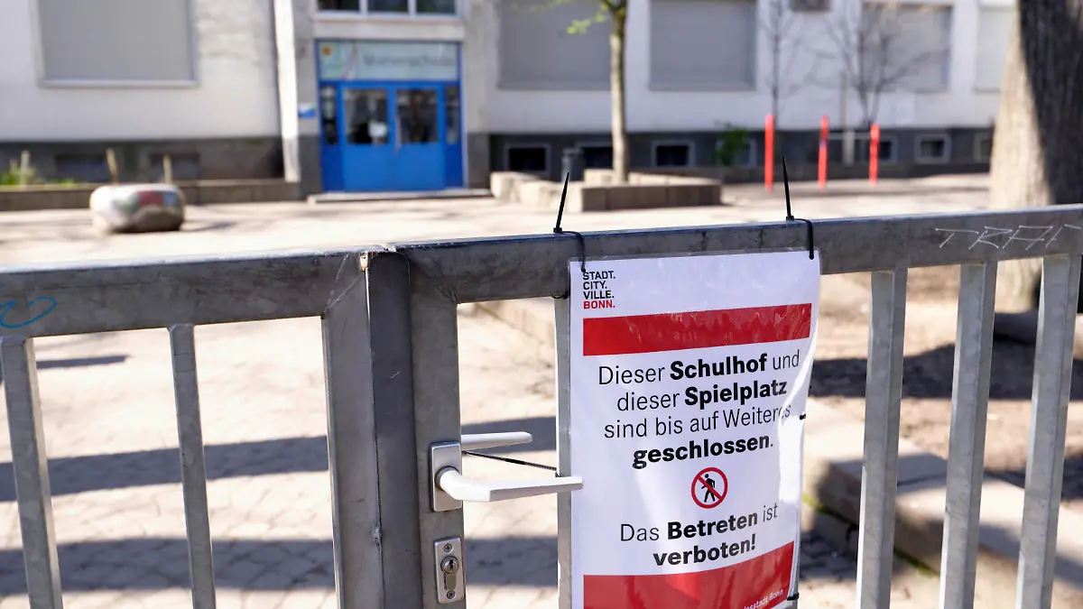  DEU , DEUTSCHLAND : Eine aufgrund der Corona-Krise / Corona-Pandemie geschlossene Schule in Bonn / Corona , 24.03.2020 DEU , GERMANY : A closed school due to the Corona crisis / Pandemic in Bonn , 24.03.2020 *** DEU , GERMANY A closed school due to the Corona crisis pandemic in Bonn Corona , 24 03 2020 DEU , GERMANY A closed school due to the Corona crisis pandemic in Bonn , 24 03 2020