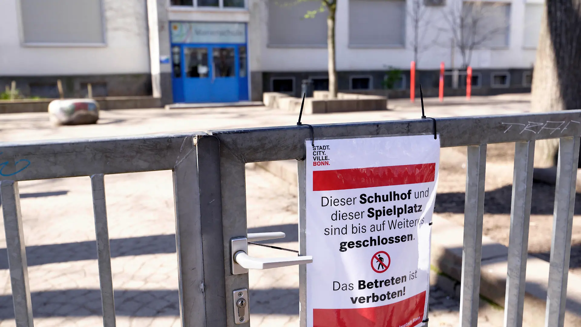 DEU , DEUTSCHLAND : Eine aufgrund der Corona-Krise / Corona-Pandemie geschlossene Schule in Bonn / Corona , 24.03.2020 DEU , GERMANY : A closed school due to the Corona crisis / Pandemic in Bonn , 24.03.2020 *** DEU , GERMANY A closed school due to the Corona crisis pandemic in Bonn Corona , 24 03 2020 DEU , GERMANY A closed school due to the Corona crisis pandemic in Bonn , 24 03 2020