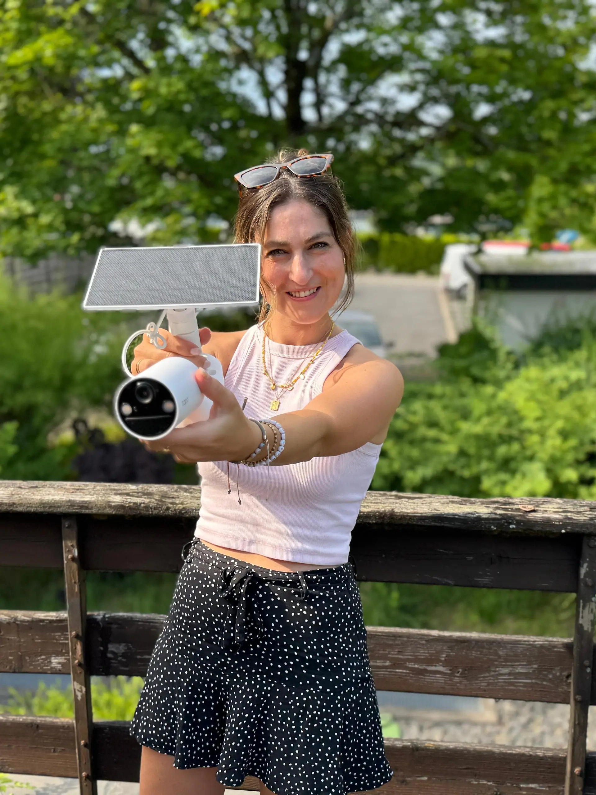 Reporterin hält Solar-Kamera in der Hand. 