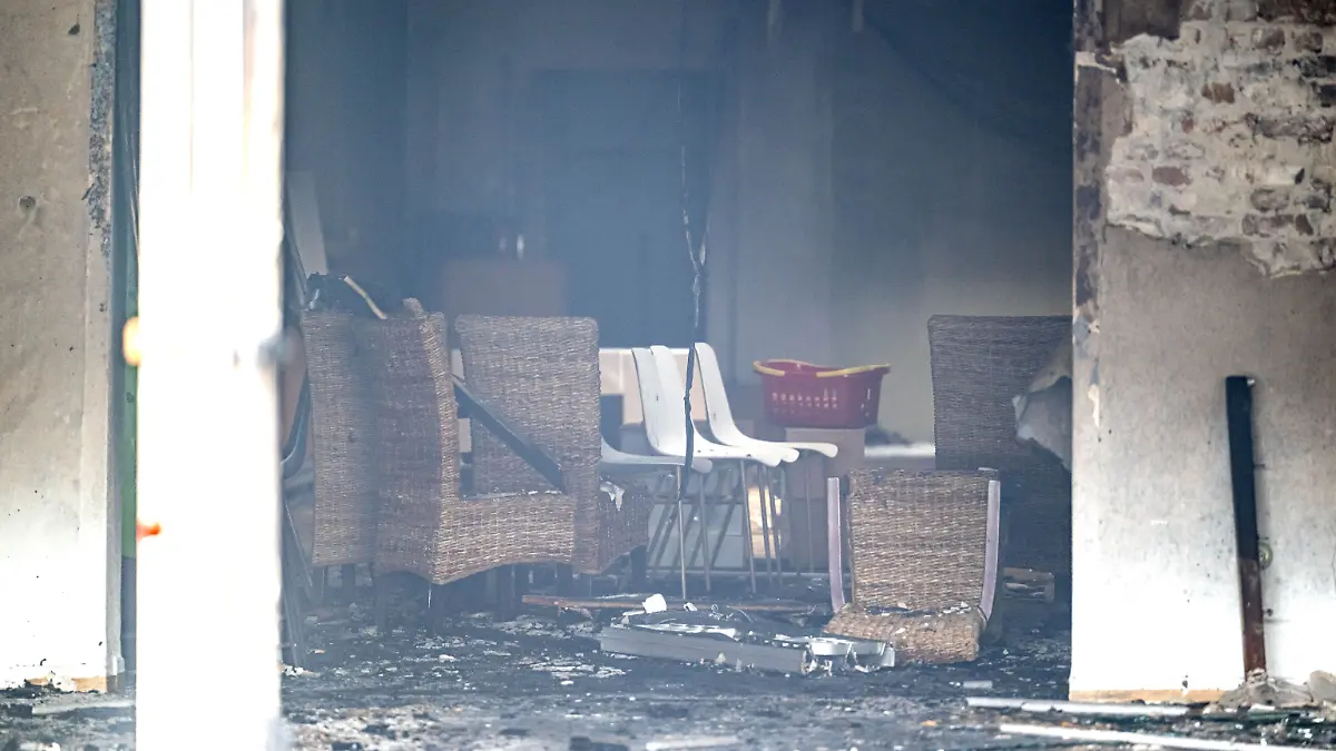 Wer hat diesen Brand gelegt, bei dem ein Kind ums Leben kam? Die ausgebrannte Geschäftsfläche mit den darüberliegenden Wohnungen in der Innenstadt von Wilhelmshaven nach dem Feuer Ende Juni.