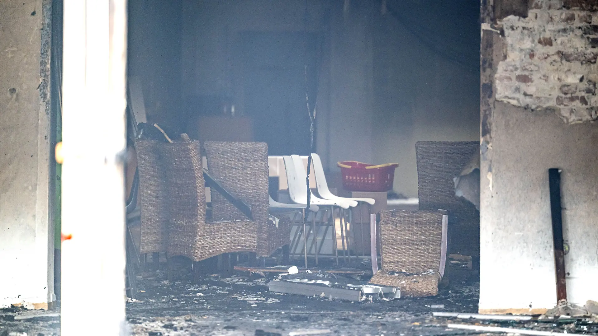 Wer hat diesen Brand gelegt, bei dem ein Kind ums Leben kam? Die ausgebrannte Geschäftsfläche mit den darüberliegenden Wohnungen in der Innenstadt von Wilhelmshaven nach dem Feuer Ende Juni.