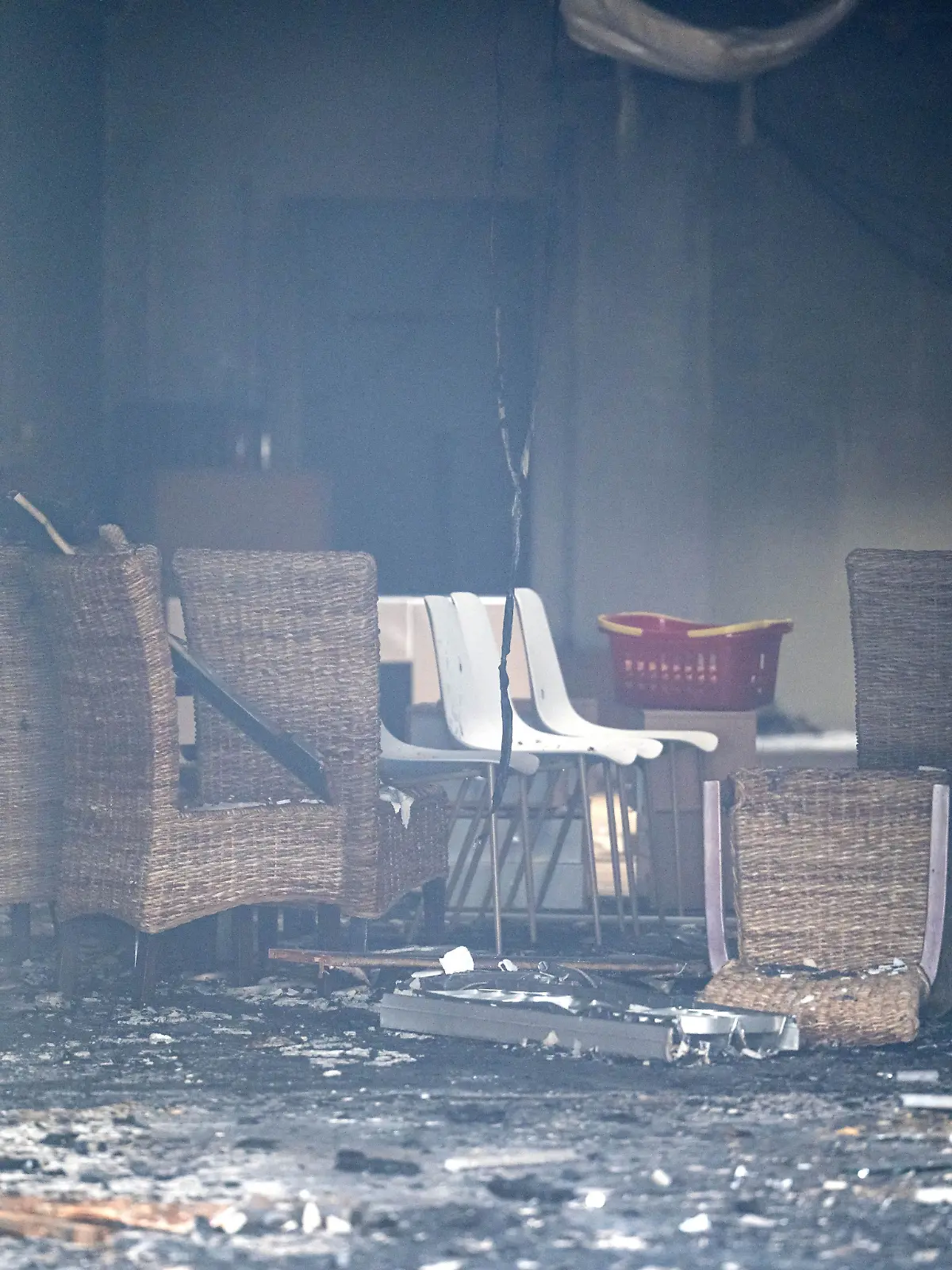 Wer hat diesen Brand gelegt, bei dem ein Kind ums Leben kam? Die ausgebrannte Geschäftsfläche mit den darüberliegenden Wohnungen in der Innenstadt von Wilhelmshaven nach dem Feuer Ende Juni.