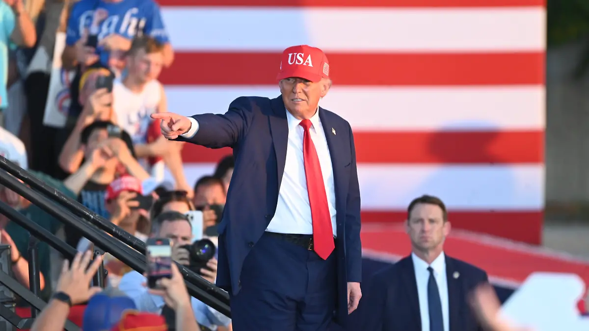US-Präsident Donald J. Trump winkt der Menge zu und gestikuliert nach seiner Rede auf einer Amerika250-Kundgebung in Des Moines, Iowa, Vereinigte Staaten, am 3. Juli 2025.