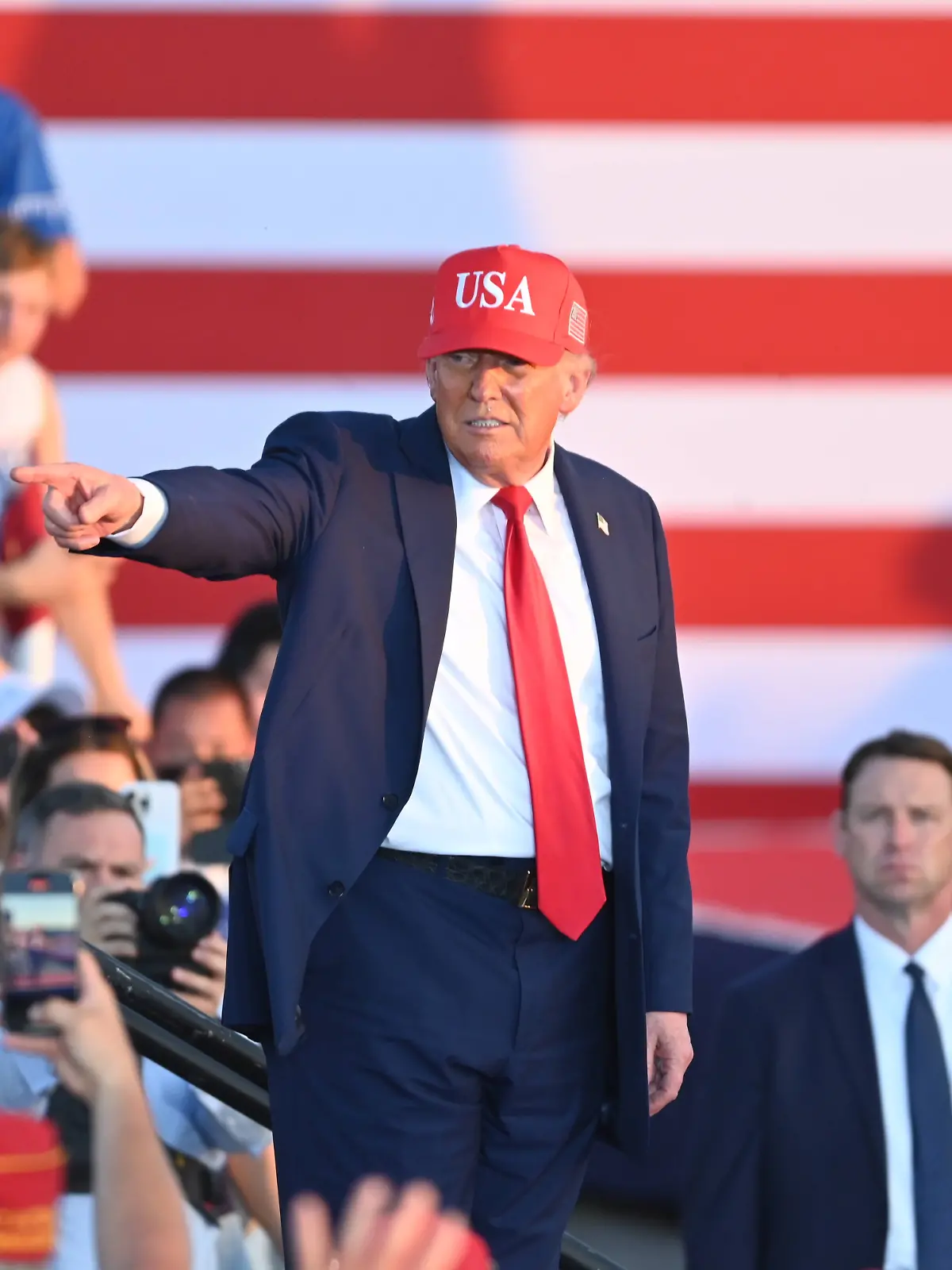 US-Präsident Donald J. Trump winkt der Menge zu und gestikuliert nach seiner Rede auf einer Amerika250-Kundgebung in Des Moines, Iowa, Vereinigte Staaten, am 3. Juli 2025.