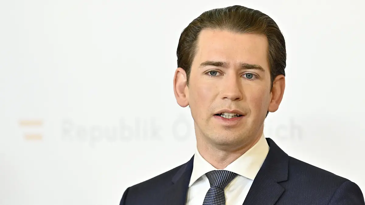 24.03.2020, Österreich, Wien: Sebastian Kurz, Bundeskanzler von Österreich, spricht im Rahmen der Pressekonferenz «Aktuelles zum Coronavirus». Die österreichische Bundesregierung will die Wirkungen ihrer strikten Maßnahmen gegen die Coronavirus-Pandemie am Freitag umfangreich auswerten und über die Ergebnisse informieren. Kanzler Kurz stimmte die Menschen aber am Dienstag bei einer Pressekonferenz in Wien schon darauf ein, dass sie auch nach Ostern noch mit einigen Einschränkungen rechnen müssen. Foto: Hans Punz/APA/dpa +++ dpa-Bildfunk +++