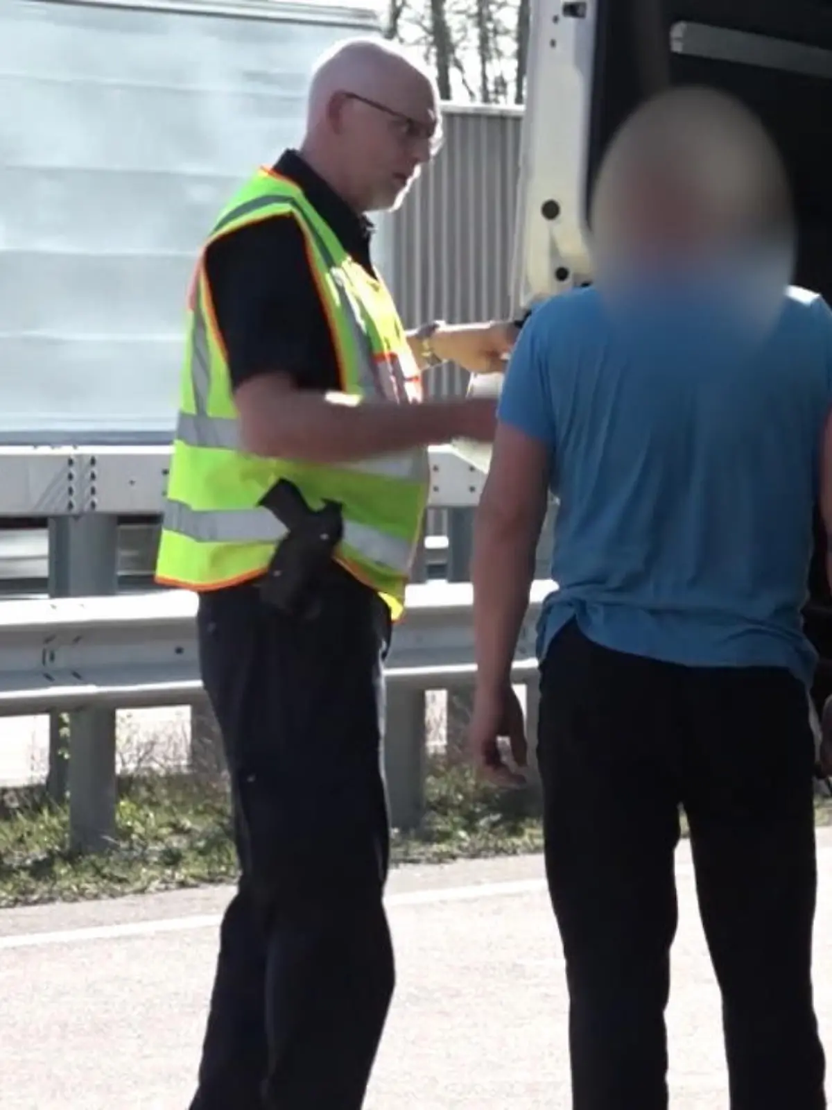 Bild zu: "Polizist staucht Gaffer zusammen"