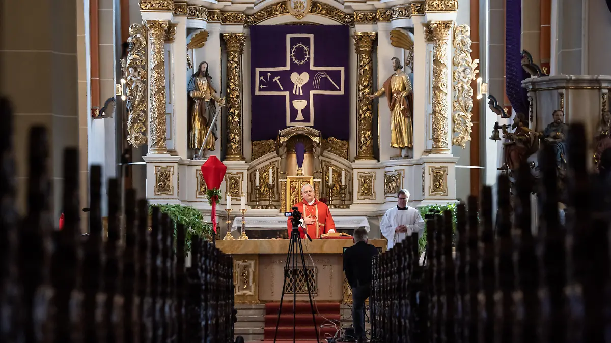 05.04.2020, Thüringen, Heiligenstadt: Der Erfurter Weihbischof Reinhard Hauke steht bei einer Internetübertragung vom Gottesdienst am Palmsonntag in der St.-Aegidien-Kirche hinter dem Altar. Um eine Ausbreitung des Coronavirus entgegen zu wirken, ist die Prozession, für die jährlich Tausende ins Eichsfeld kommen, abgesagt worden. Die Prozession erinnert an den Leidensweg von Jesus Christus vor seiner Kreuzigung. Sie ist eine der größten Prozessionen am Palmsonntag in Deutschland. Der Palmsonntag eröffnet die Karwoche. Foto: Swen Pförtner/dpa-Zentralbild/dpa +++ dpa-Bildfunk +++