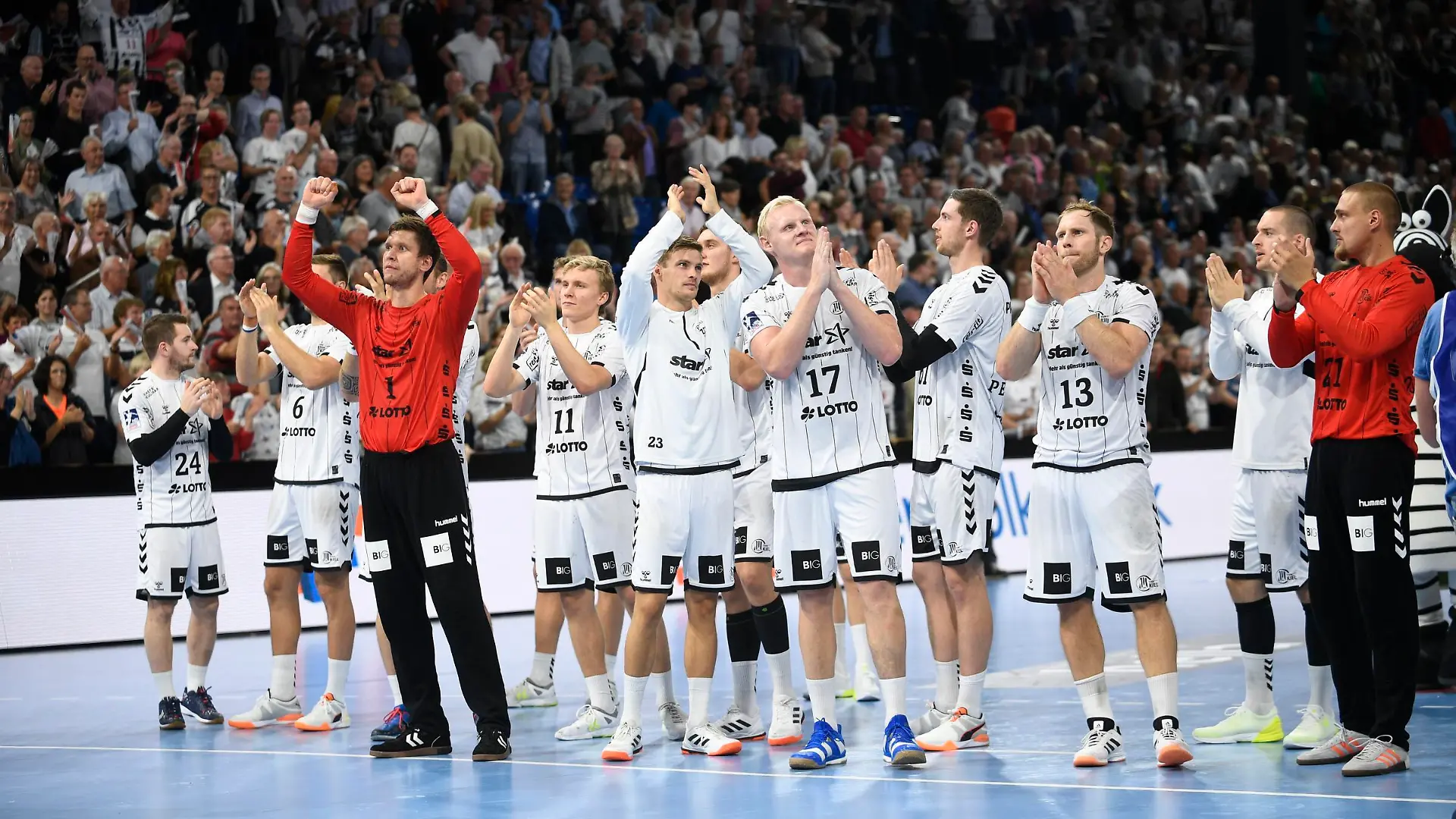 Jubel nach dem 28:24-Sieg für den THW Kiel. Foto Lühn, Handball-Bundesliga, Liqui-Moly-HBL, Männer, 5. Spieltag, THW Kiel vs SG Flensburg-Handewitt, 12.09.19 Kiel Sparkassen Arena Schleswig-Holstein Germany *** Cheers after the 28 24 victory for THW Kiel Photo Lühn, Handball Bundesliga, Liqui Moly HBL, Men, 5 Matchday, THW Kiel vs SG Flensburg Handewitt, 12 09 19 Kiel Sparkassen Arena Schleswig Holstein Germany