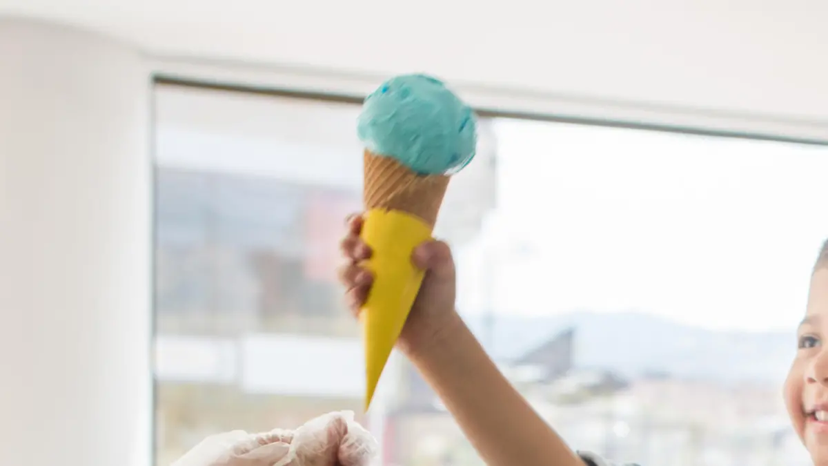 Mutter und Sohn kaufen eine Kugel Eis