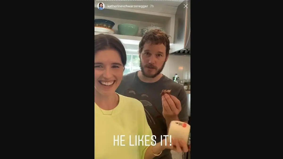 Chris Pratt neckt seine Frau Katherine in der Küche.
