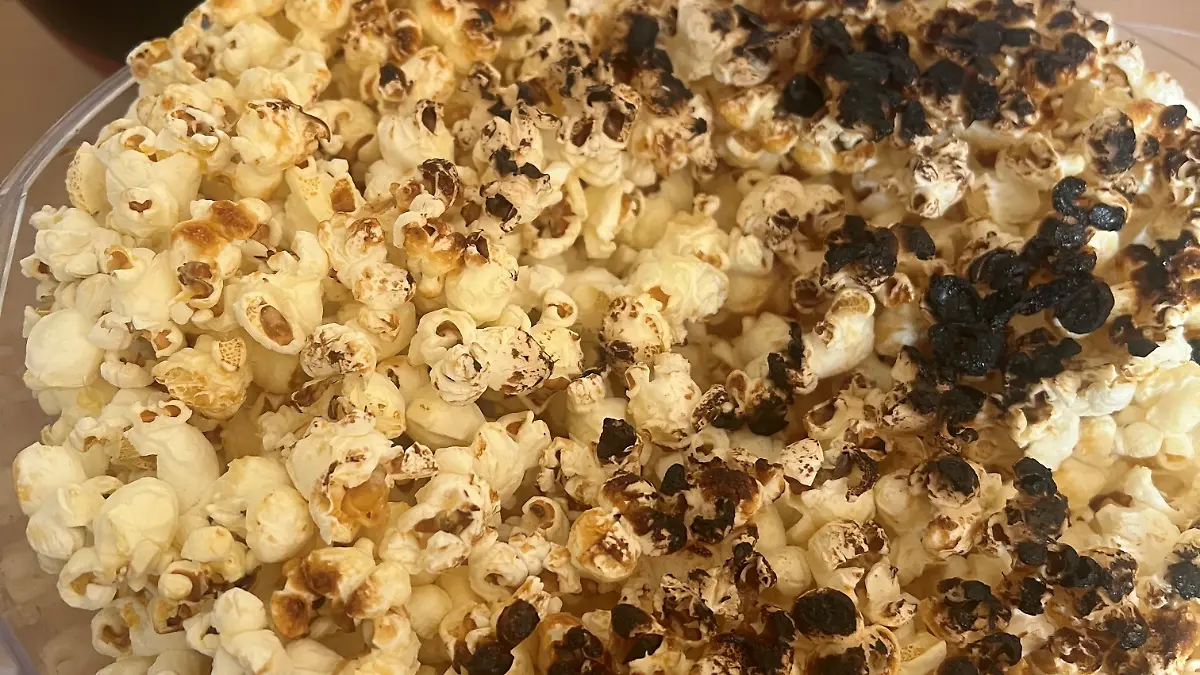 Die Popcorn-Maschine von Gadgy hat ziemlich viel Popcorn produziert. Leider sind aber ein paar der Kröner angebrannt.
