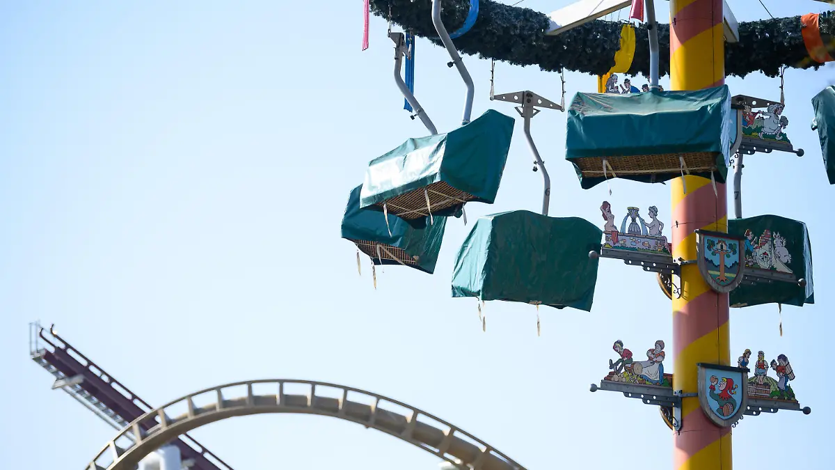 07.04.2020, Baden-Württemberg, Cleebronn: Planen decken im Freizeitpark Tripsdrill die Gondeln der Attraktion "Maibaum" ab. Im Hintergrund sind Teile von zwei neuen Achterbahnen zu sehen, die sich noch im Bau befinden. In den Osterferien ist der Park eigentlich sehr gut besucht. Um die Ausbreitung des Coronavirus zu verlangsamen sind auch Freizeitparks geschlossen. Foto: Sebastian Gollnow/dpa +++ dpa-Bildfunk +++