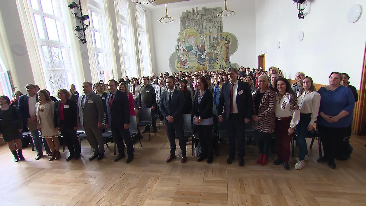 In Frankfurt hat Kultusminister Alexander Lorz 300 ukrainische Lehrkräfte in Empfang genommen.