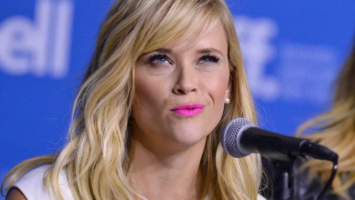ARCHIV - 08.09.2014, Kanada, Toronto: Die US-Schauspielerinnen Reese Witherspoon (l) und Laura Dern beim 39. Toronto International Film Festival (zu dpa: «Witherspoon und Dern üben "Social Distancing" bei Spaziergang») Foto: Warren Toda/epa/dpa +++ dpa-Bildfunk +++