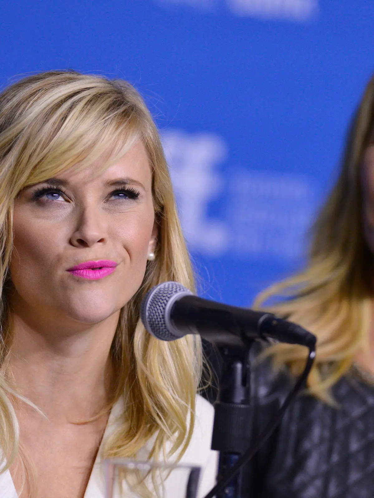 ARCHIV - 08.09.2014, Kanada, Toronto: Die US-Schauspielerinnen Reese Witherspoon (l) und Laura Dern beim 39. Toronto International Film Festival (zu dpa: «Witherspoon und Dern üben "Social Distancing" bei Spaziergang») Foto: Warren Toda/epa/dpa +++ dpa-Bildfunk +++