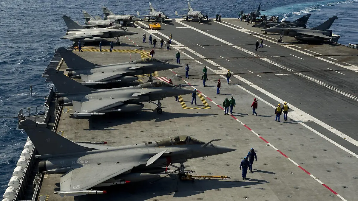 110324 -- ABOARD CHARLES DE GAULLE, March 24, 2011 Xinhua -- Handout photo released by ECPAD The French Defence communication and audiovisual production agency on March 24, 2011 shows crew members prepare prepar Rafale fighter jets for mission aboard the Charles de Gaulle aircraft carrier on March 23, 2011. Xinhua/ECPAD djj FRANCE-LIBYA-CHARLES DE GAULLE-MISSION PUBLICATIONxNOTxINxCHN