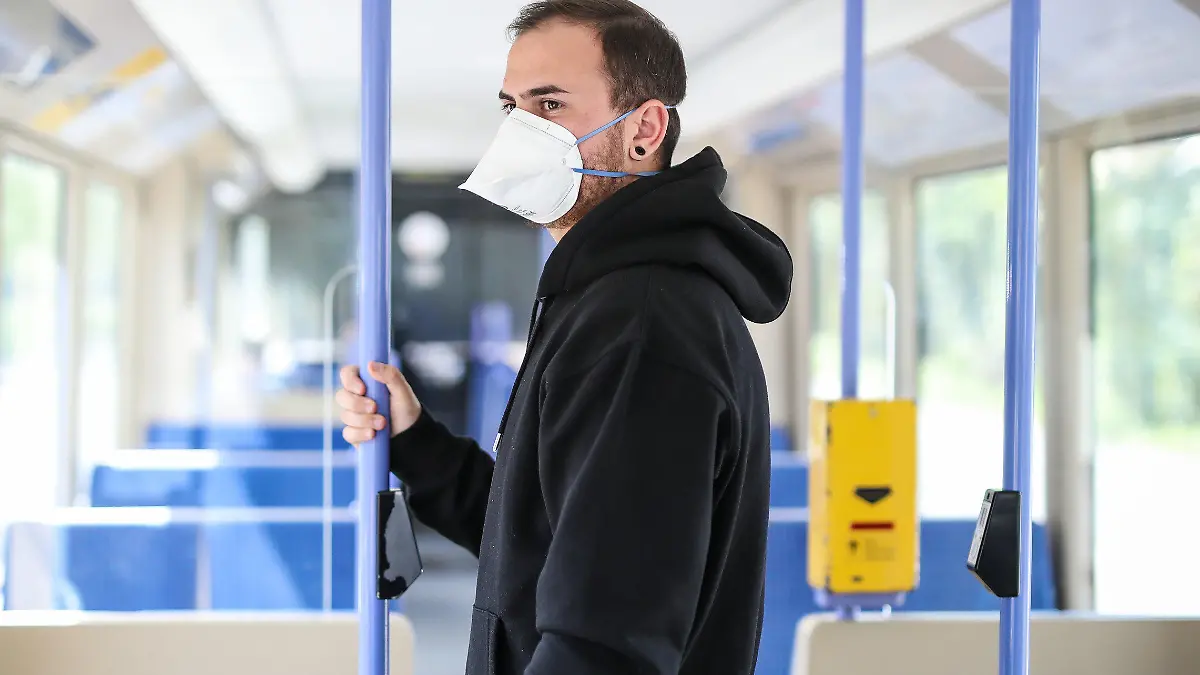 ARCHIV - 15.04.2020, Baden-Württemberg, Stuttgart: Ein junger Mann trägt in einer Stadtbahn eine Atemschutzmaske der Kategorie FFP2 (gestellte Aufnahme). Eine Pflicht zum Tragen einer Maske für Mund und Nase in der Öffentlichkeit wird als eine mögliche Maßnahme diskutiert, um die zur Bekämpfung der Coronavirus-Pandemie erlassenen Beschränkungen schrittweise zu lockern. (zu dpa: «Maskenpflicht soll auch in Tübingen kommen») Foto: Christoph Schmidt/dpa +++ dpa-Bildfunk +++