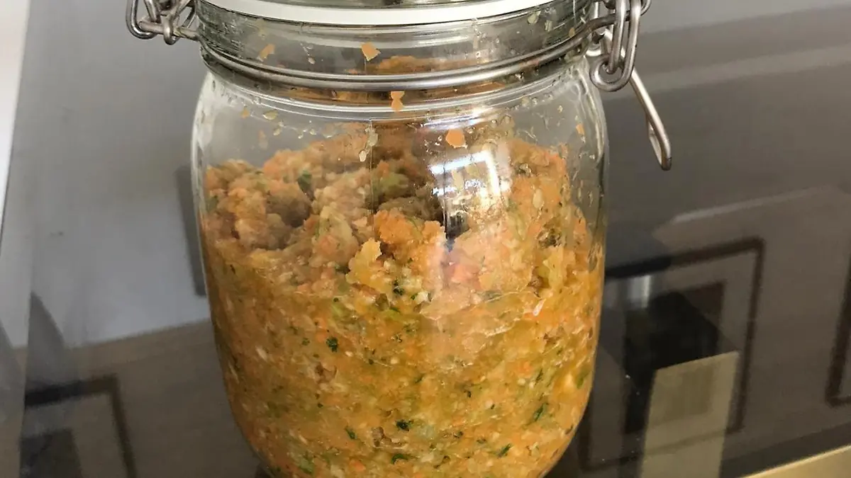 Einweckglas mit Salzgemüse steht auf einem Tisch