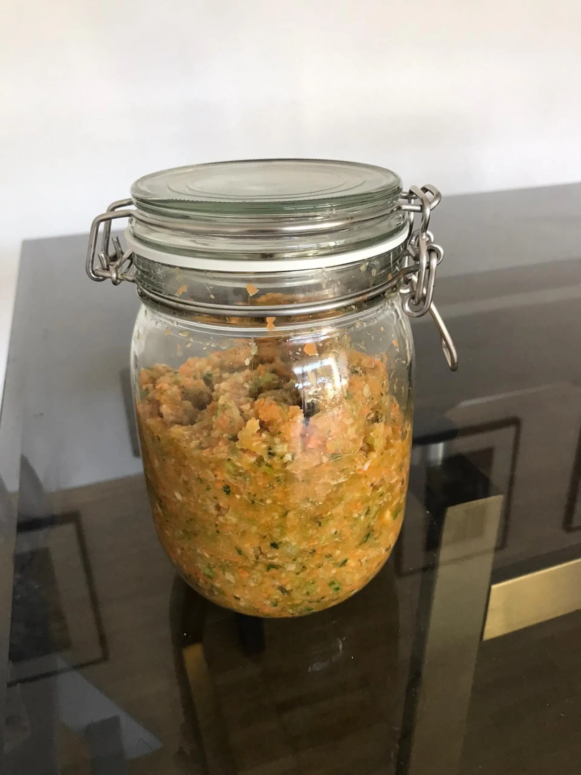 Einweckglas mit Salzgemüse steht auf einem Tisch