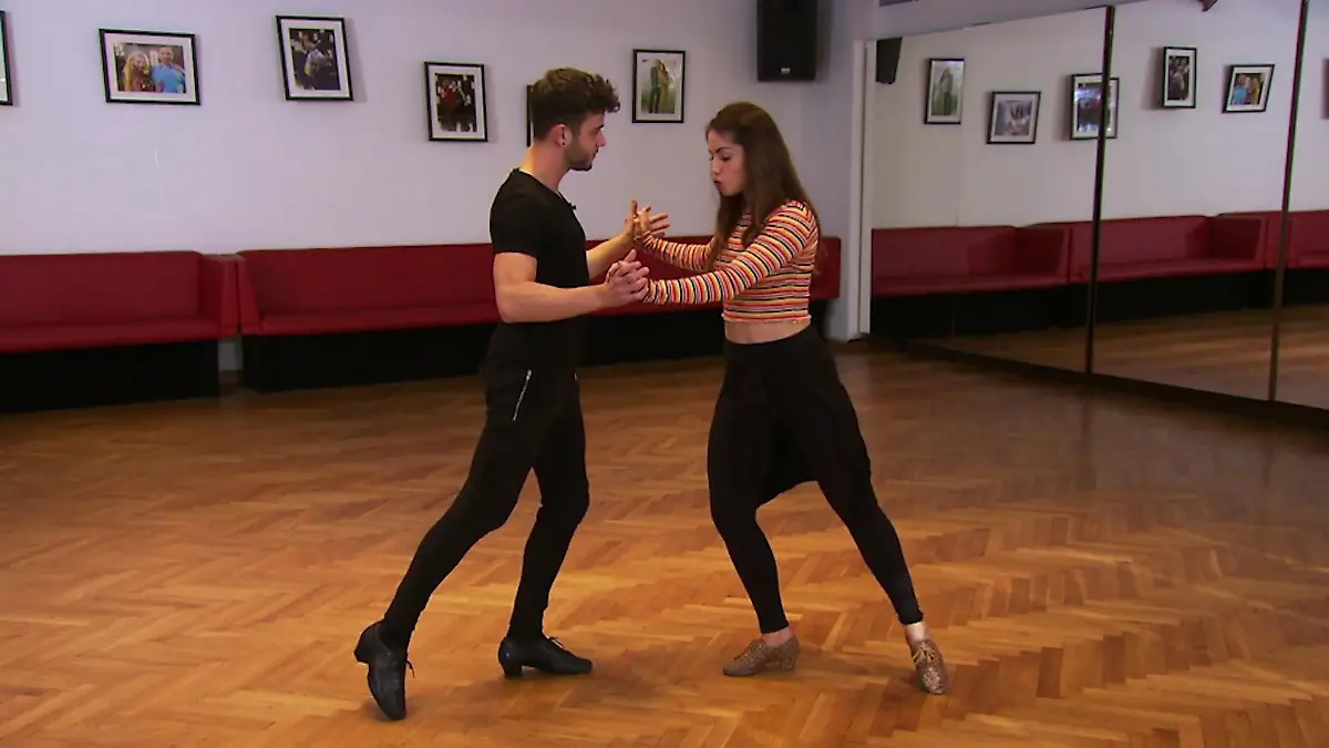 Christina & Luca erklären die Samba Schritt für Schritt „Let's Dance"-Tutorial