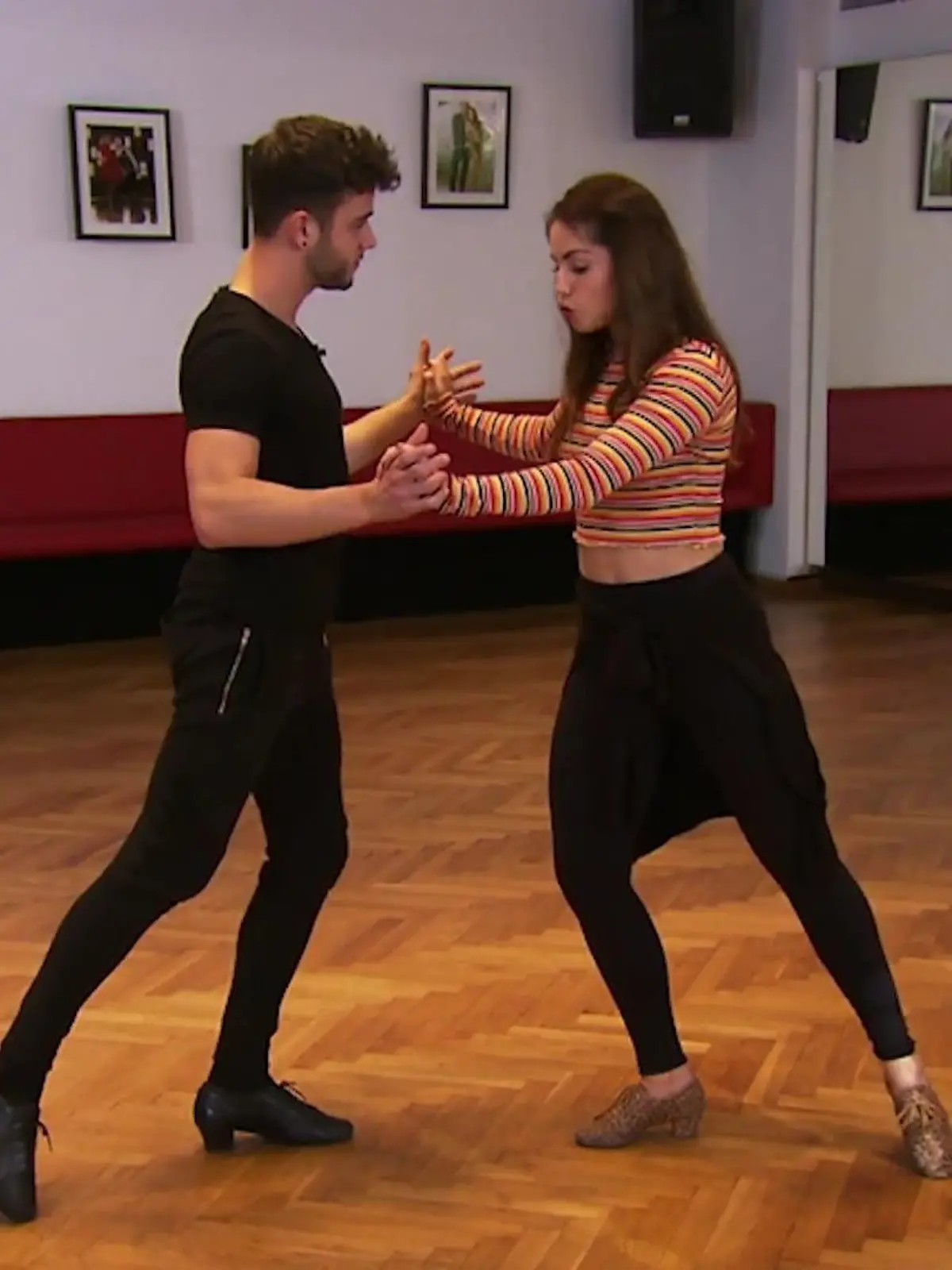 Bild zu: "Christina & Luca erklären die Samba Schritt für Schritt"
