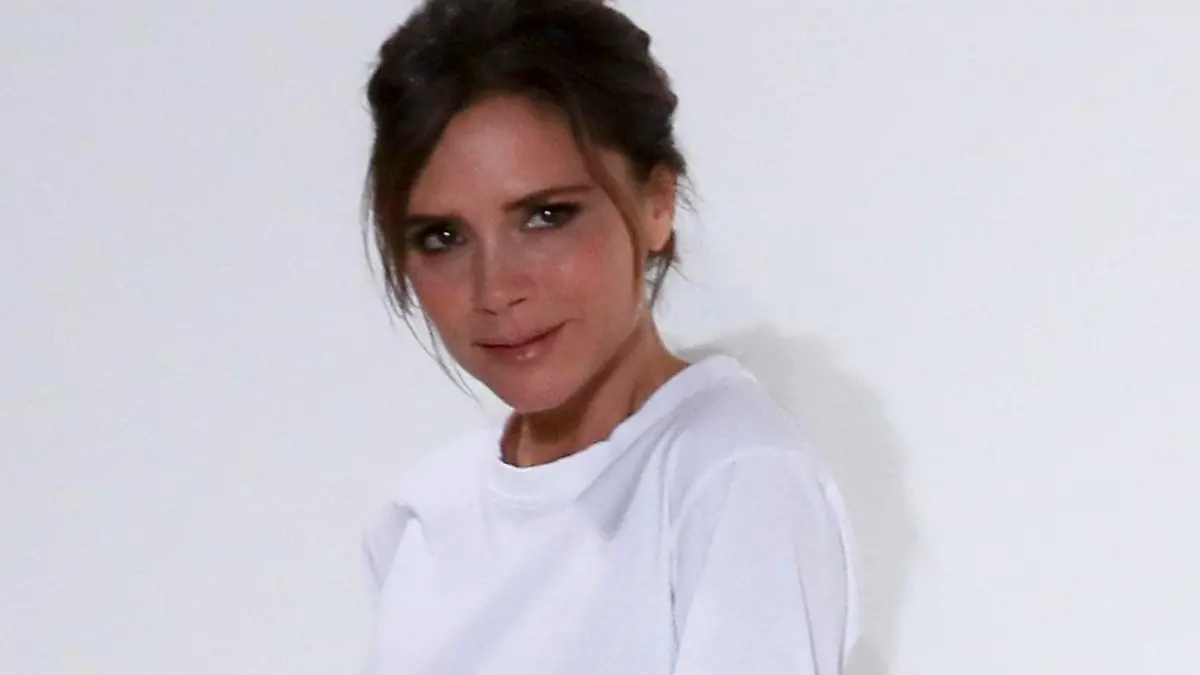 ARCHIV - 10.09.2017, USA, New York: Designerin Victoria Beckham steht nach der Präsentation ihrer Kreationen aus der Kollektion Frühling/Sommer 2018 im Rahmen der New York Fashion Week auf dem Laufsteg. Beckham hat mit ihren Kindern Cruz und Harper im Garten Kleidung gebatikt. Die Britin zeigte in ihrer Instagram-Story ein Video von ihrem 15-jährigen Sohn und ihrer achtjährigen Tochter wie sie verschiedene Farben auf weißen Kleidungsstücken verteilen. Foto: Mary Altaffer/AP/dpa +++ dpa-Bildfunk +++