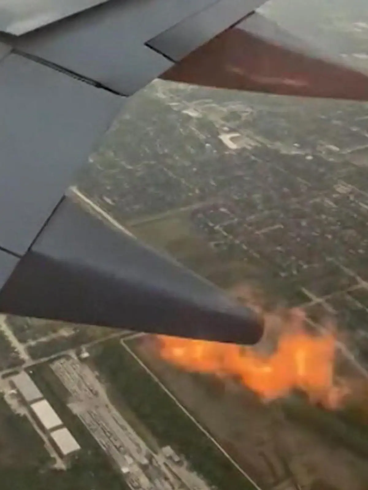 Auf dem Weg nach Cancún in Mexiko hat dieses Flugzeug kurz nach dem Start Feuer gefangen. Aus einem Triebwerk schossen plötzlich die Flammen, zudem gab es einen großen Knall. Ursache war wohl ein technischer Defekt. Die Maschine konnte dennoch wieder sicher gelandet werden - alle Passagiere blieben unverletzt.