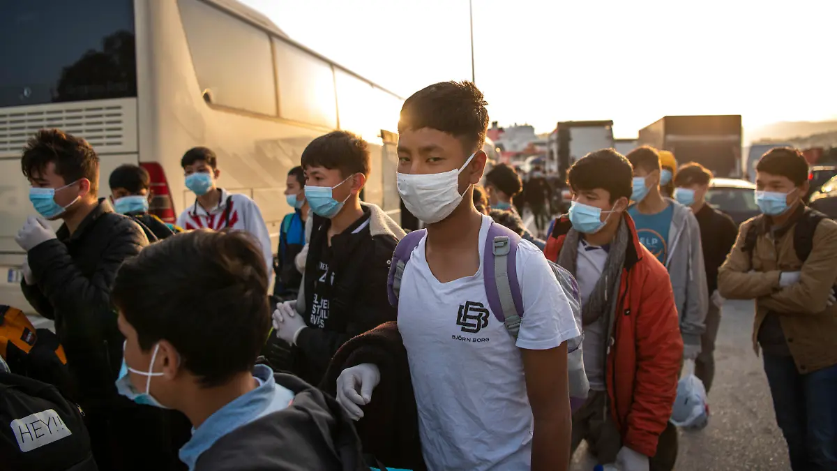 dpatopbilder - 15.04.2020, Griechenland, Athen: Eine Gruppe unbegleiteter Kinder aus überfüllten griechischen Flüchtlingslagern tragen Schutzmasken, während sie mit einer Fähre im Hafen von Piräus ankommen. Sie sollen Deutschland und Luxemburg gebracht werden . Die Verteilung von unbegleiteten minderjährigen Flüchtlingen aus den überfüllten Camps in Griechenland in andere EU-Länder hat begonnen. Foto: Angelos Tzortzinis/dpa +++ dpa-Bildfunk +++