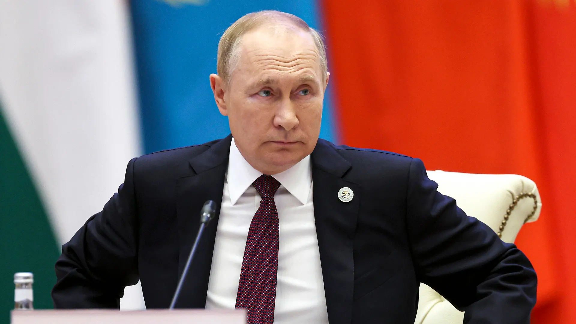 ARCHIV - 15.09.2022, Usbekistan, Samarkand: Der russische Präsident Wladimir Putin nimmt am Gipfeltreffen der Shanghaier Organisation für Zusammenarbeit (SOZ) in Samarkand, Usbekistan, teil. Der Internationale Strafgerichtshof hat wegen mutmaßlicher Kriegsverbrechen in der Ukraine Haftbefehl gegen den russischen Präsidenten Wladimir Putin erlassen. Das teilte das Gericht am Freitag in Den Haag mit. (zu dpa «Weltstrafgericht erlässt Haftbefehl gegen Putin») Foto: Sergei Bobylev/Pool Sputnik Kremlin/AP +++ dpa-Bildfunk +++