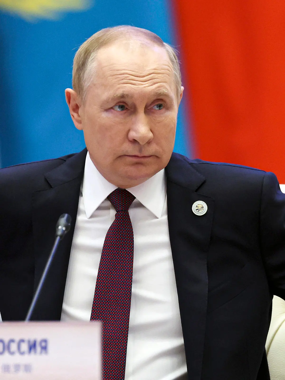 ARCHIV - 15.09.2022, Usbekistan, Samarkand: Der russische Präsident Wladimir Putin nimmt am Gipfeltreffen der Shanghaier Organisation für Zusammenarbeit (SOZ) in Samarkand, Usbekistan, teil. Der Internationale Strafgerichtshof hat wegen mutmaßlicher Kriegsverbrechen in der Ukraine Haftbefehl gegen den russischen Präsidenten Wladimir Putin erlassen. Das teilte das Gericht am Freitag in Den Haag mit.  (zu dpa «Weltstrafgericht erlässt Haftbefehl gegen Putin») Foto: Sergei Bobylev/Pool Sputnik Kremlin/AP +++ dpa-Bildfunk +++