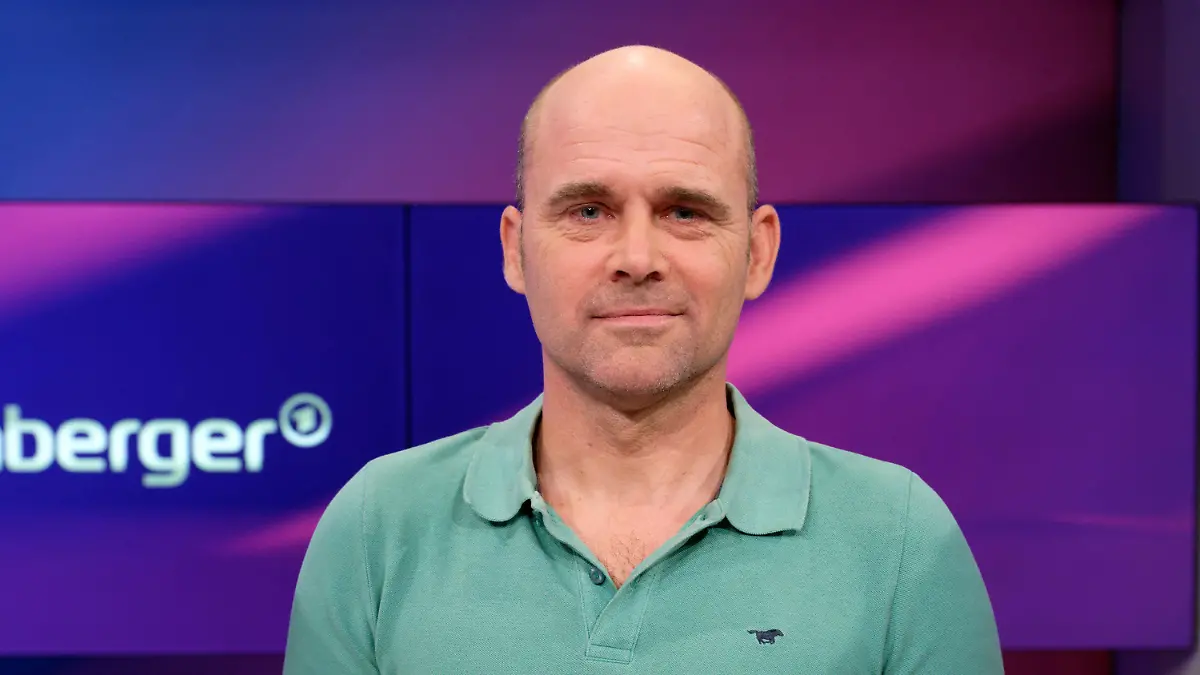 ARCHIV - 30.08.2022, NA, Köln: Jan Hempel, ehemaliger Weltklasse-Wasserspringer, steht im Studio der ARD-Talkshow "Maischberger". Er verklagt den Deutschen Schwimm-Verband auf Schmerzensgeld und Schadenersatz in Millionenhöhe. (zu dpa: «Wasserspringer Hempel will Verband wegen Missbrauchs verklagen») Foto: Henning Kaiser/dpa +++ dpa-Bildfunk +++