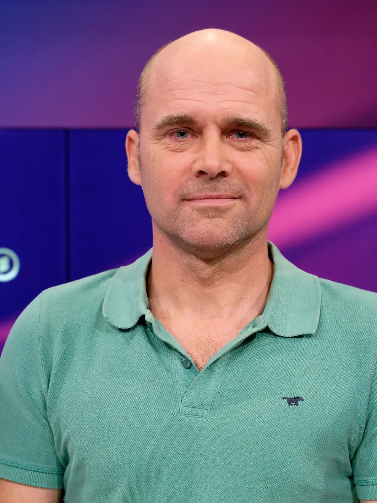 ARCHIV - 30.08.2022, NA, Köln: Jan Hempel, ehemaliger Weltklasse-Wasserspringer, steht im Studio der ARD-Talkshow "Maischberger". Er verklagt den Deutschen Schwimm-Verband auf Schmerzensgeld und Schadenersatz in Millionenhöhe. (zu dpa: «Wasserspringer Hempel will Verband wegen Missbrauchs verklagen») Foto: Henning Kaiser/dpa +++ dpa-Bildfunk +++
