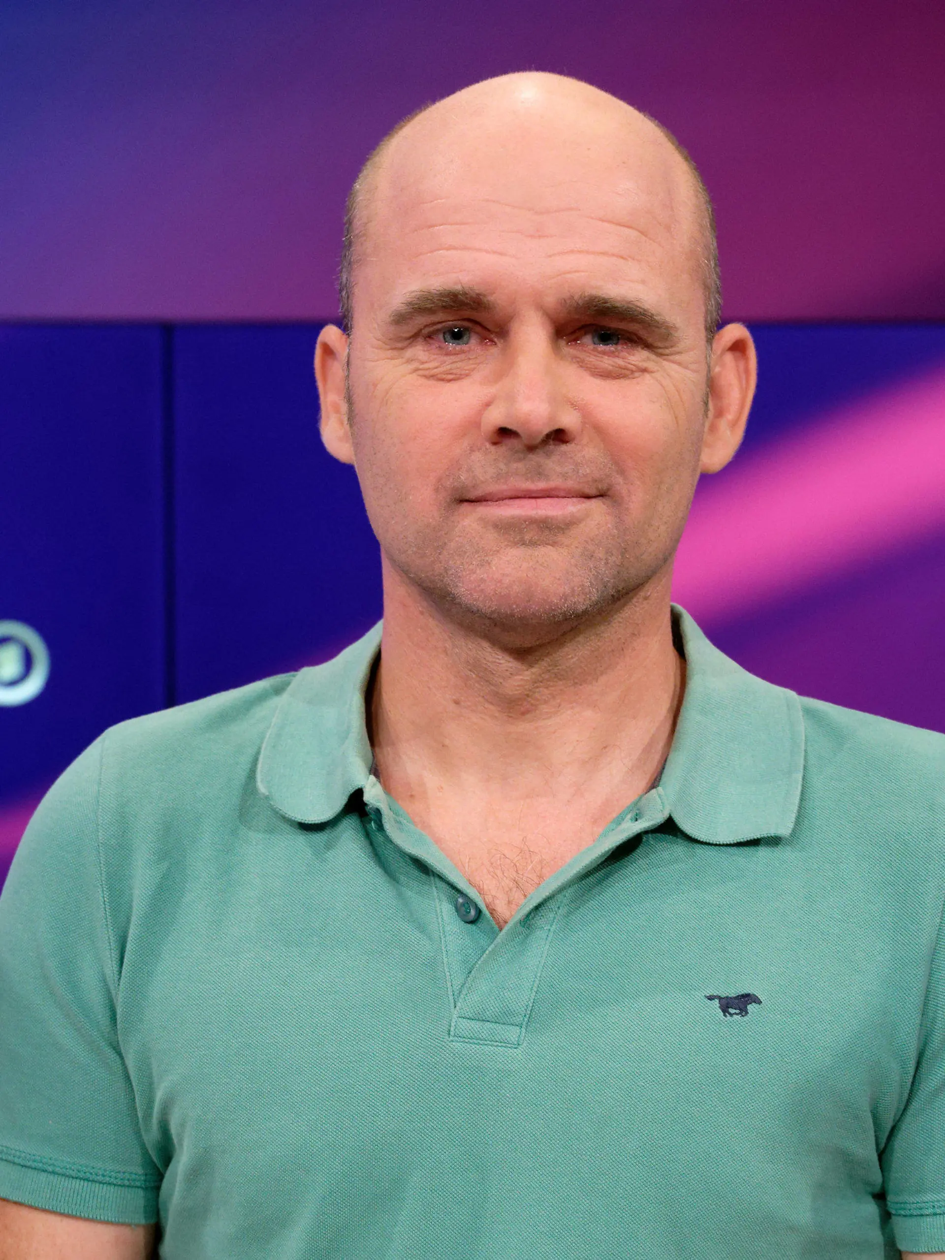 ARCHIV - 30.08.2022, NA, Köln: Jan Hempel, ehemaliger Weltklasse-Wasserspringer, steht im Studio der ARD-Talkshow "Maischberger". Er verklagt den Deutschen Schwimm-Verband auf Schmerzensgeld und Schadenersatz in Millionenhöhe. (zu dpa: «Wasserspringer Hempel will Verband wegen Missbrauchs verklagen») Foto: Henning Kaiser/dpa +++ dpa-Bildfunk +++
