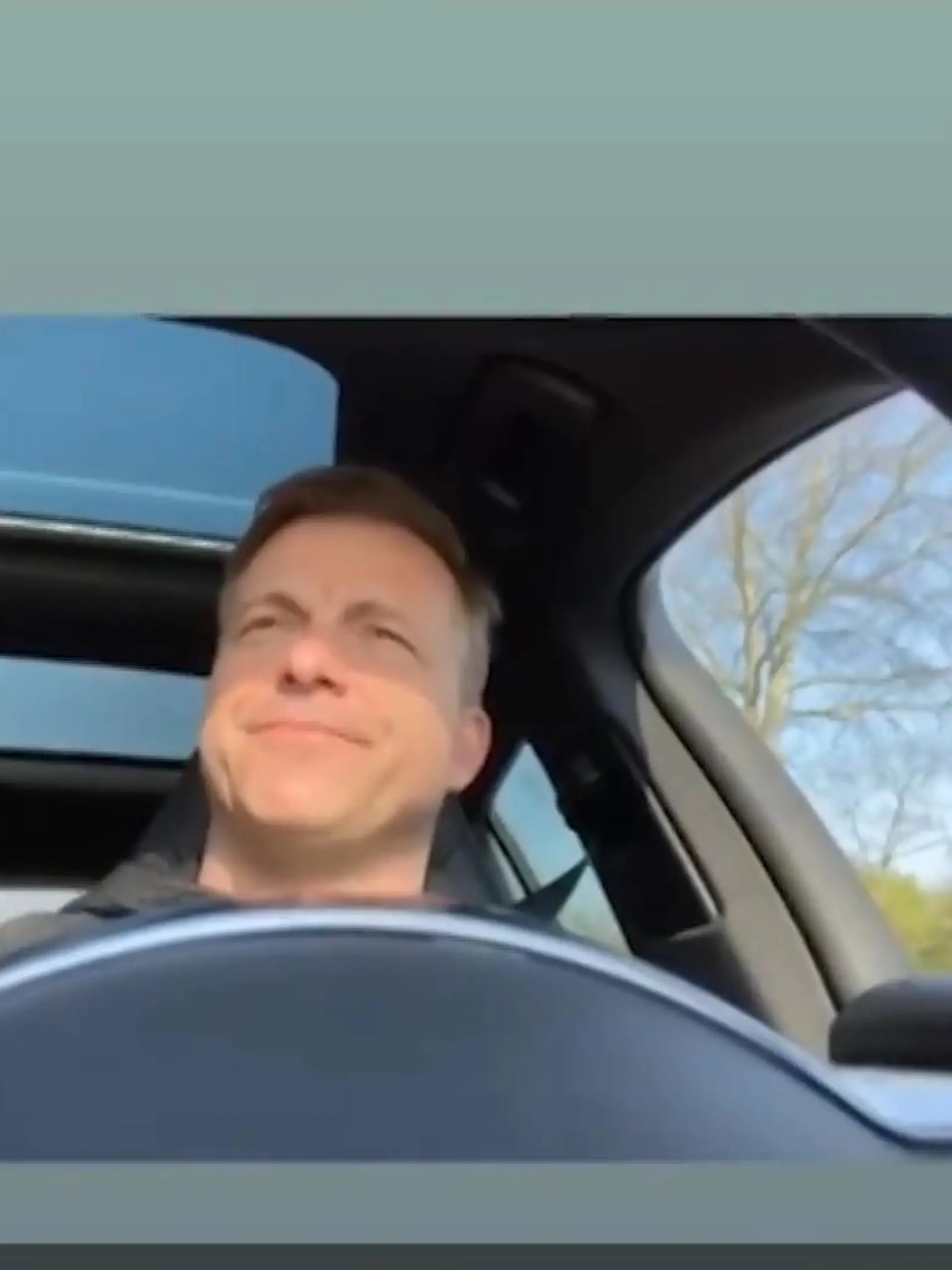 Für Martin Klempnow ist es schon zu einem kleinen Ritual geworden, seine Follower auf seiner Fahrt zum Training ein Update zu geben.
