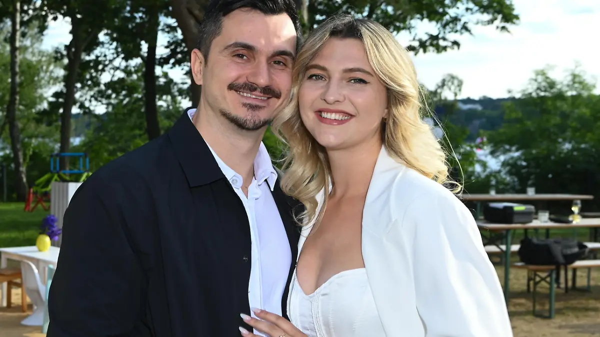 Fata Hasanovic und Freund Izet kommen zum Sommerfest "Ein Herz für Kinder" im Restaurant Wannseeterrassen.