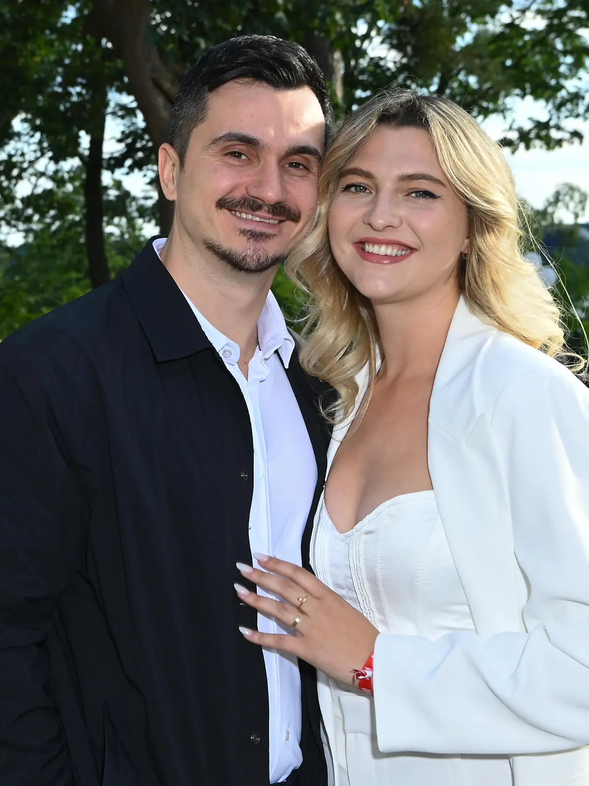Fata Hasanovic und Freund Izet kommen zum Sommerfest "Ein Herz für Kinder" im Restaurant Wannseeterrassen.