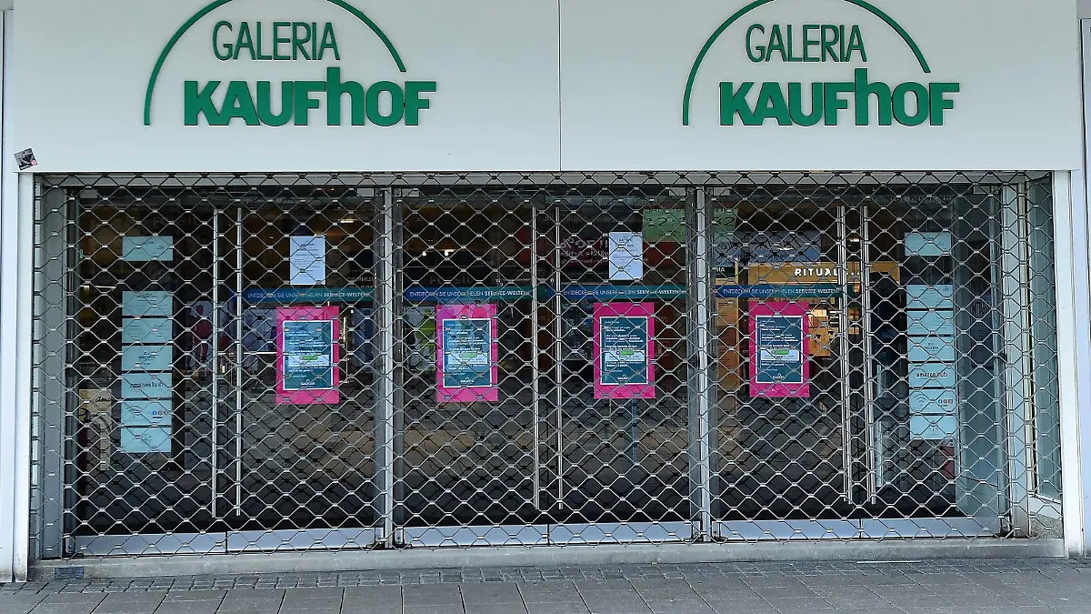 GALERIA Karstadt Kaufhof am 21.03.2020 in Essen Der Betriebsrat von Galeria Karstadt Kaufhof schlägt Alarm. Die Verordnungen zur Eindämmung der Coronavirus-Pandemie seien existenzbedrohend für Einzelhändler. In einem dramatischen Appell fordern die Arbeitnehmervertreter schnelle und unbürokratische Hilfen für die 30.000 Beschäftigten. *** GALERIA Karstadt Kaufhof on 21 03 2020 in Essen The works council of Galeria Karstadt Kaufhof raises the alarm The regulations for the containment of the coronavirus pandemic are threatening the existence of retailers In a dramatic appeal, the employee representatives demand quick and unbureaucratic help for the 30,000 employees xRx