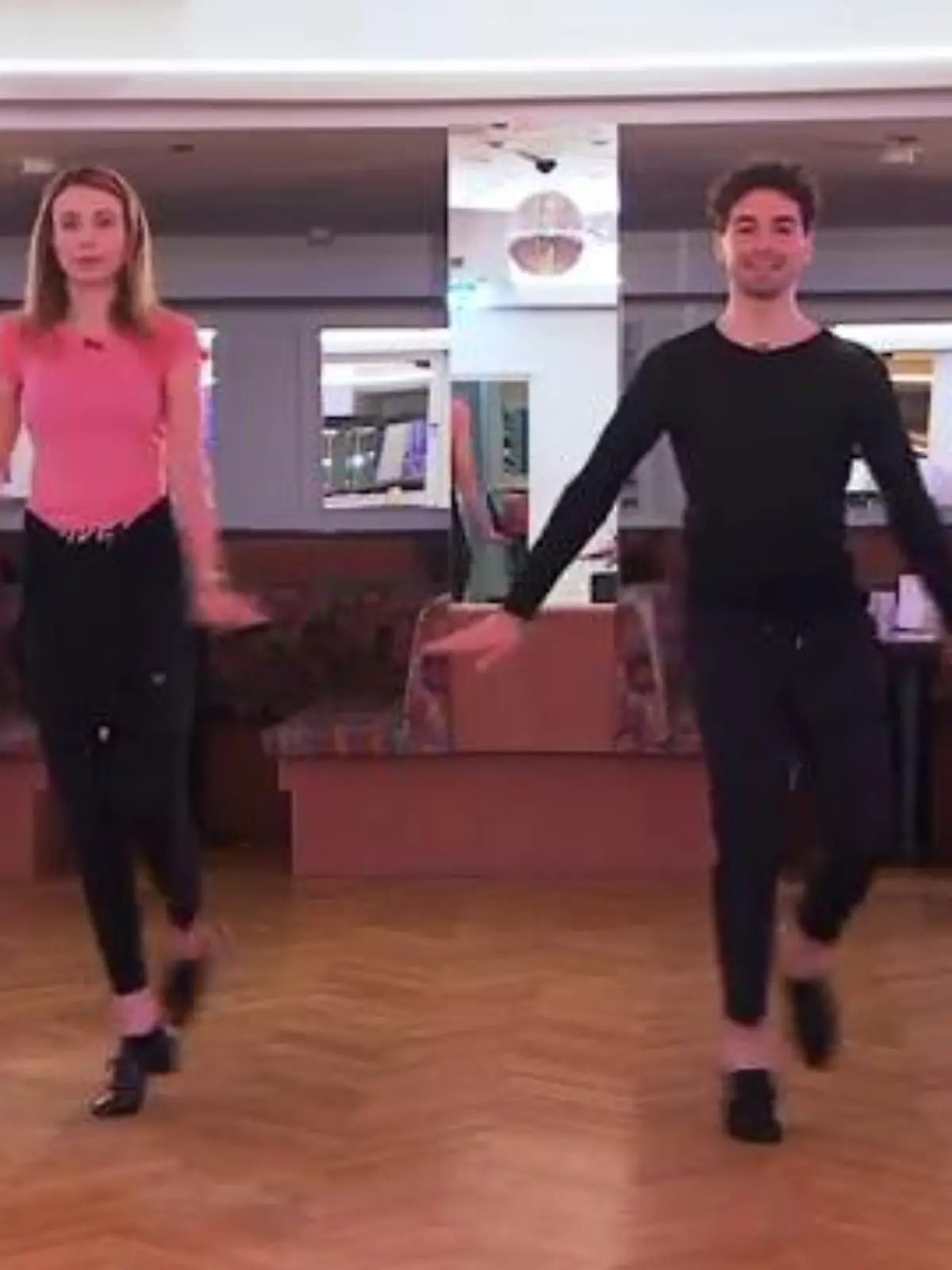 Bild zu: "Loiza & Andrzej erklären den Charleston Schritt für Schritt"