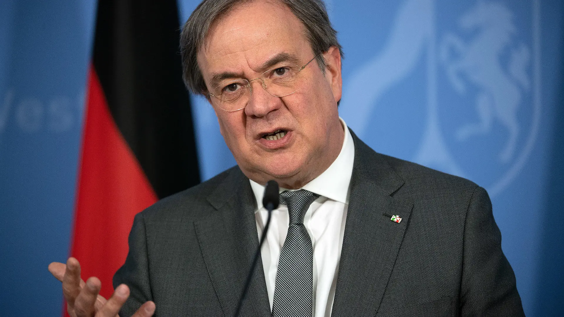 15.04.2020, Nordrhein-Westfalen, Düsseldorf: Armin Laschet (CDU), Ministerpräsident von Nordrhein-Westfalen, gibt ein Statement ab. Laschet äußerte sich nach der Schaltkonferenz von Bundeskanzlerin Merkel und der Bundesregierung mit den Ministerpräsidenten der Länder im Bundeskanzleramt zum weiteren Vorgehen in der Corona-Krise. Foto: Federico Gambarini/dpa +++ dpa-Bildfunk +++