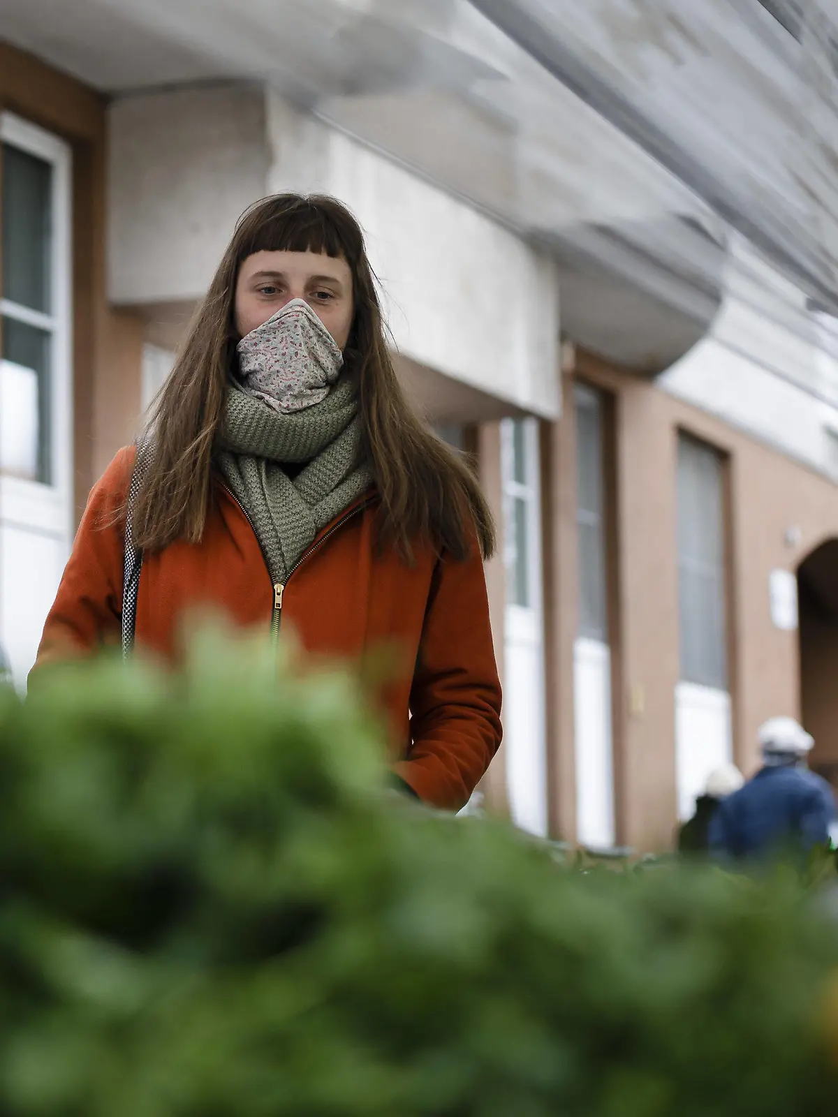  Eine Frauen mit Mundschutz, kauft auf einem Wochenmarkt in Berlin ein. 03.04.2020. Berlin Deutschland *** A woman with a face mask, shopping at a weekly market in Berlin 03 04 2020 Berlin Germany Copyright: xFelixxZahn/photothek.netx