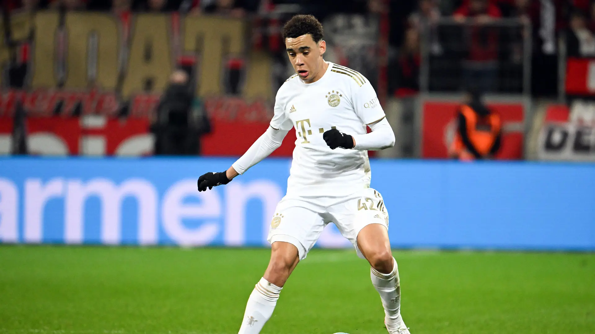 19.03.2023, Nordrhein-Westfalen, Leverkusen: Fußball: Bundesliga, Bayer Leverkusen - Bayern München, 25. Spieltag, in der BayArena. Bayerns Jamal Musiala spielt den Ball. (zu dpa: «Bayern-Star Musiala muss verletzt von Nationalmannschaft abreisen») Foto: Federico Gambarini/dpa - WICHTIGER HINWEIS: Gemäß den Vorgaben der DFL Deutsche Fußball Liga bzw. des DFB Deutscher Fußball-Bund ist es untersagt, in dem Stadion und/oder vom Spiel angefertigte Fotoaufnahmen in Form von Sequenzbildern und/oder videoähnlichen Fotostrecken zu verwerten bzw. verwerten zu lassen. +++ dpa-Bildfunk +++