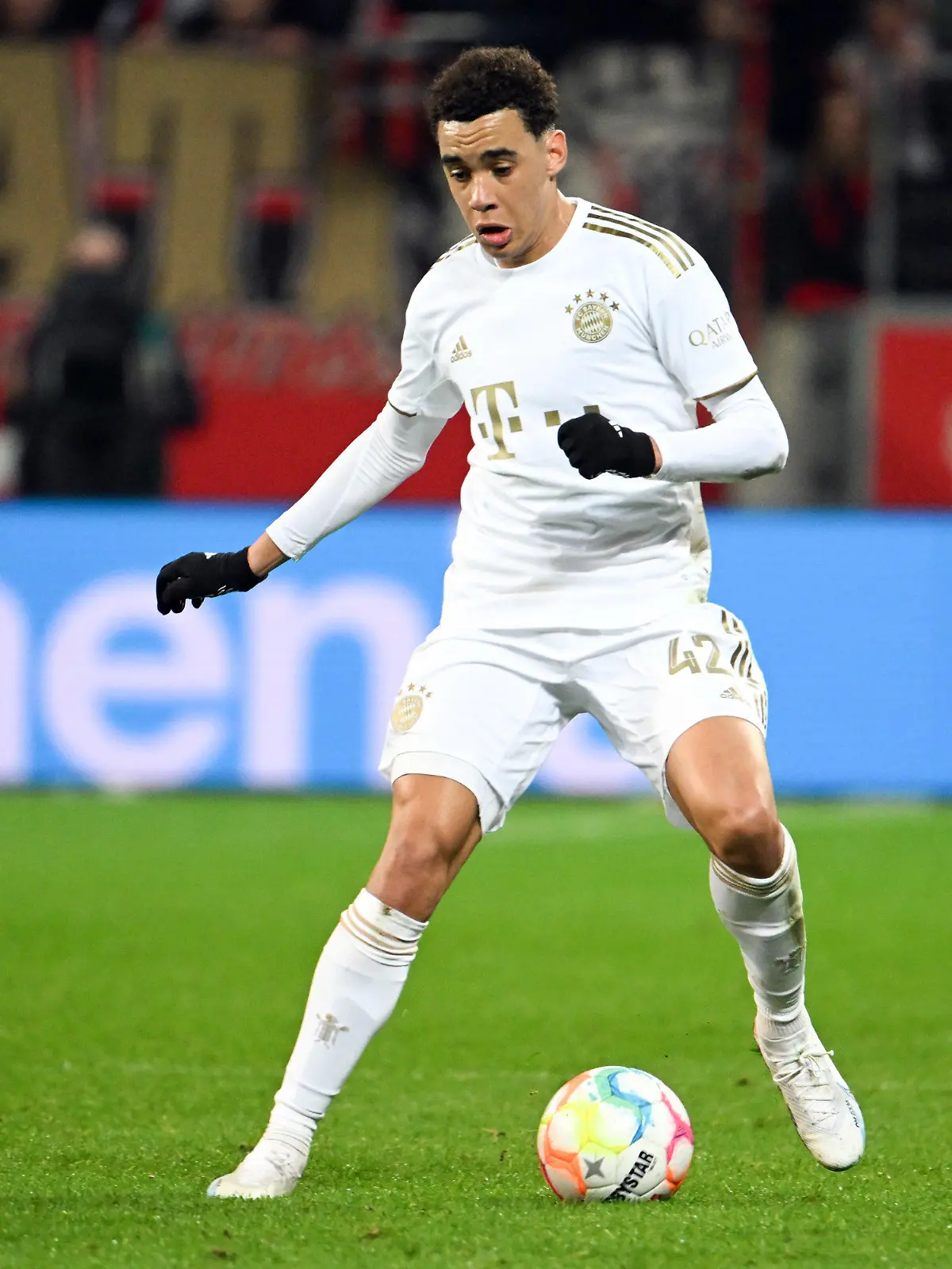 19.03.2023, Nordrhein-Westfalen, Leverkusen: Fußball: Bundesliga, Bayer Leverkusen - Bayern München, 25. Spieltag, in der BayArena. Bayerns Jamal Musiala spielt den Ball. (zu dpa: «Bayern-Star Musiala muss verletzt von Nationalmannschaft abreisen») Foto: Federico Gambarini/dpa - WICHTIGER HINWEIS: Gemäß den Vorgaben der DFL Deutsche Fußball Liga bzw. des DFB Deutscher Fußball-Bund ist es untersagt, in dem Stadion und/oder vom Spiel angefertigte Fotoaufnahmen in Form von Sequenzbildern und/oder videoähnlichen Fotostrecken zu verwerten bzw. verwerten zu lassen. +++ dpa-Bildfunk +++