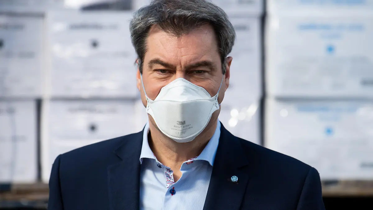 ARCHIV - 08.04.2020, Bayern, München: Markus Söder (CSU), Ministerpräsident von Bayern, nimmt an einem Pressetermin auf dem Werksgelände von BMW teil. Auch wenn Markus Söder als Ministerpräsident im Kampf der Bayern gegen das Coronavirus meist im Fokus steht - die Arbeit lastet nicht nur auf den Schultern des CSU-Chefs. Foto: Sven Hoppe/dpa +++ dpa-Bildfunk +++