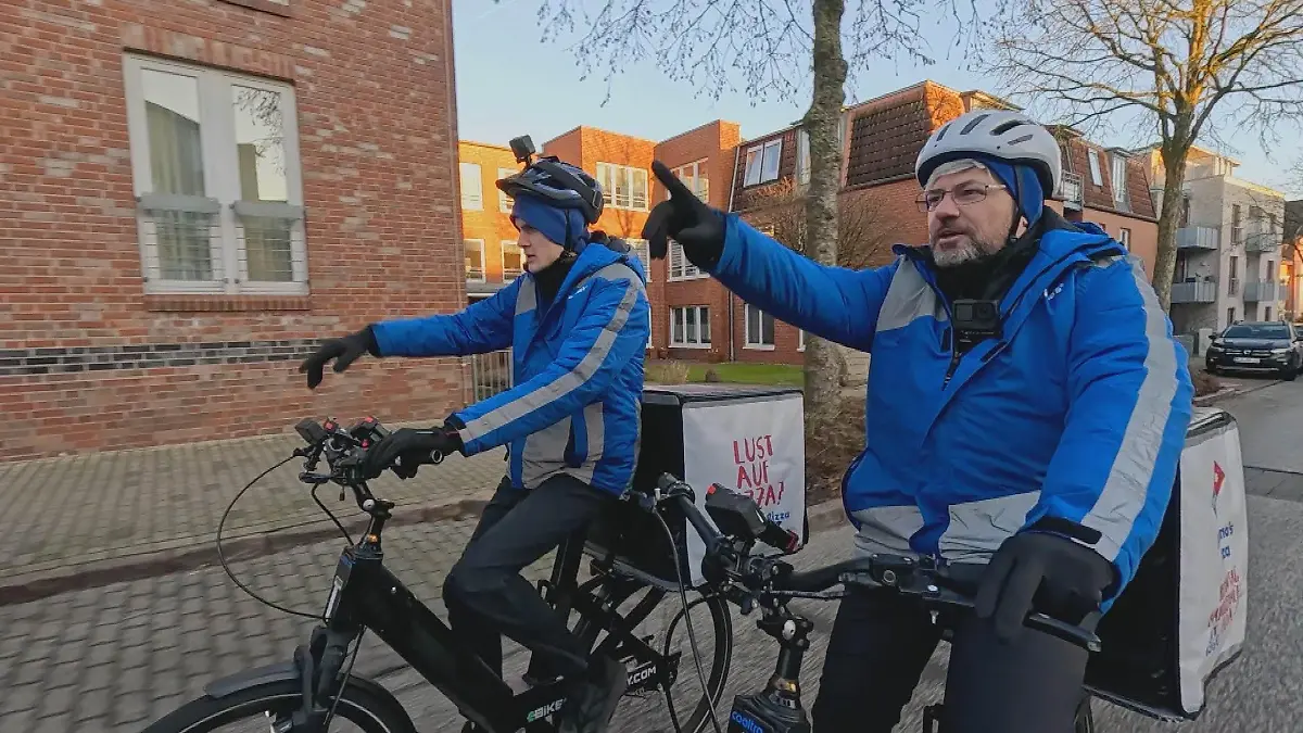„Domino’s”-Chef Alexander Tauer merkt, wie anstrengend es als Pizzabote ist.