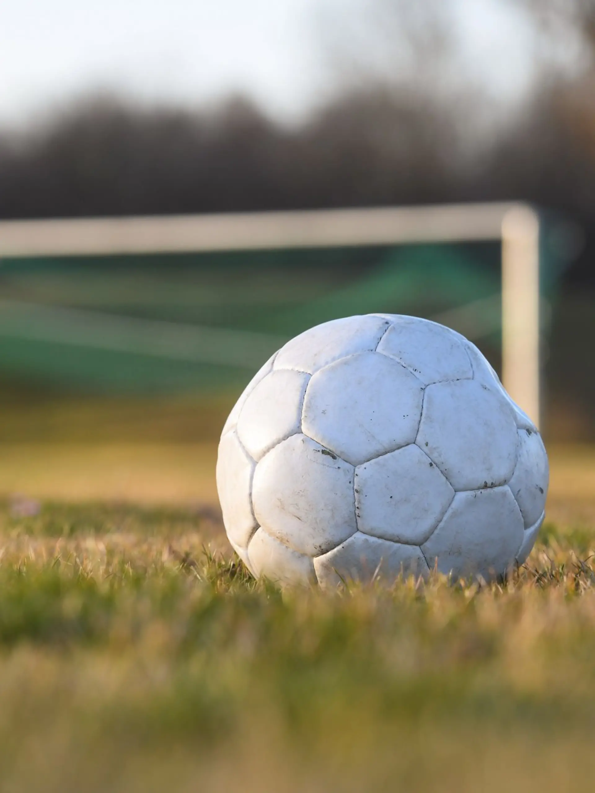Bild zu: "Schule unter Schock! Mädchen (13) stirbt plötzlich auf dem Fußballplatz"
