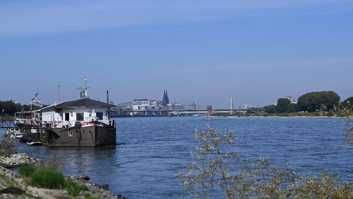 Hausboot am Rheinufer in Köln