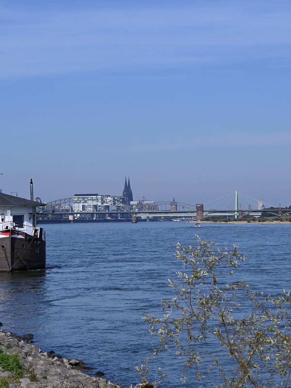 Hausboot am Rheinufer in Köln