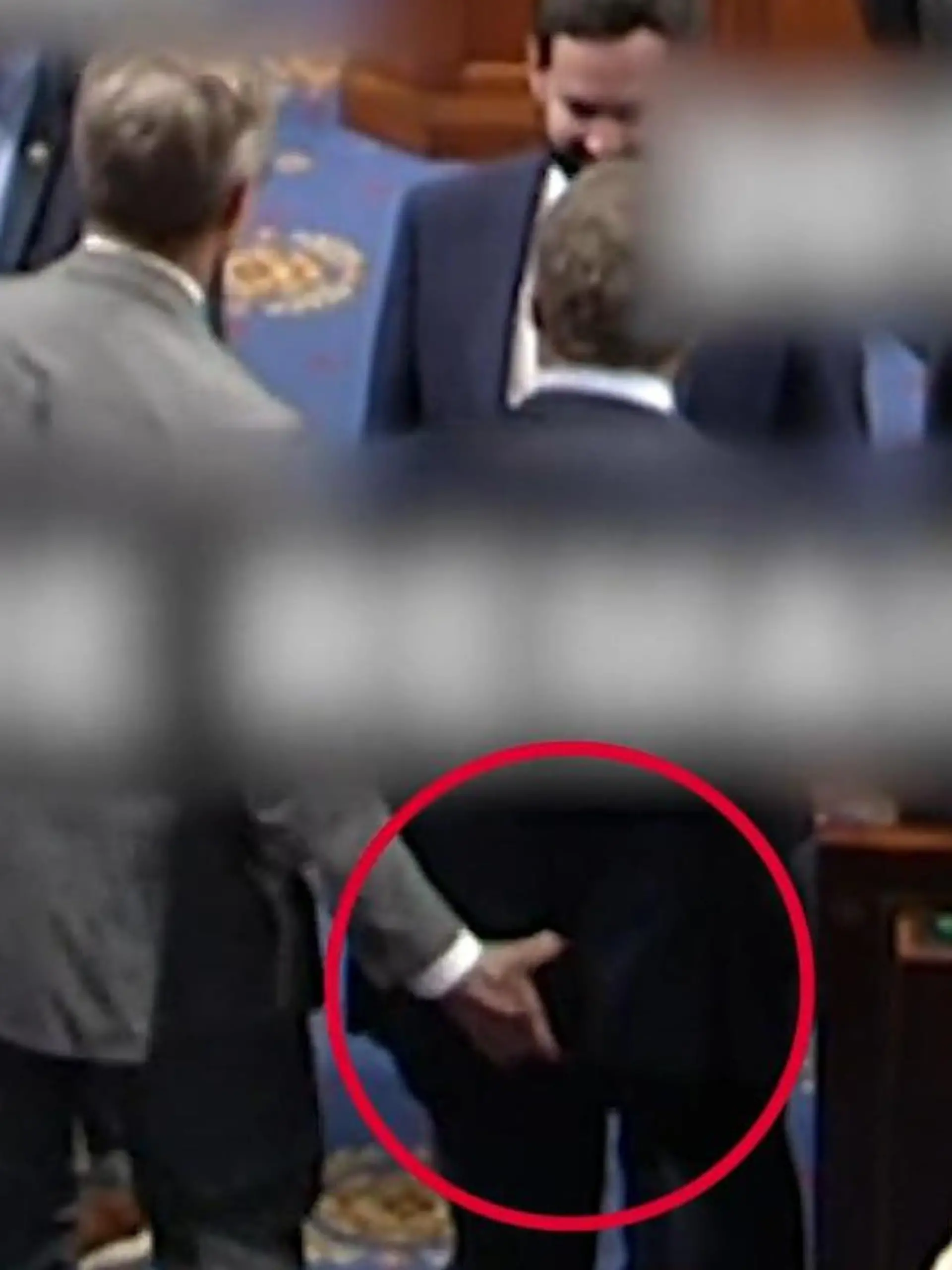 Bild zu: "Po-Schreck im US-Parlament! Abgeordneter grapscht Kollegen ans Hinterteil"