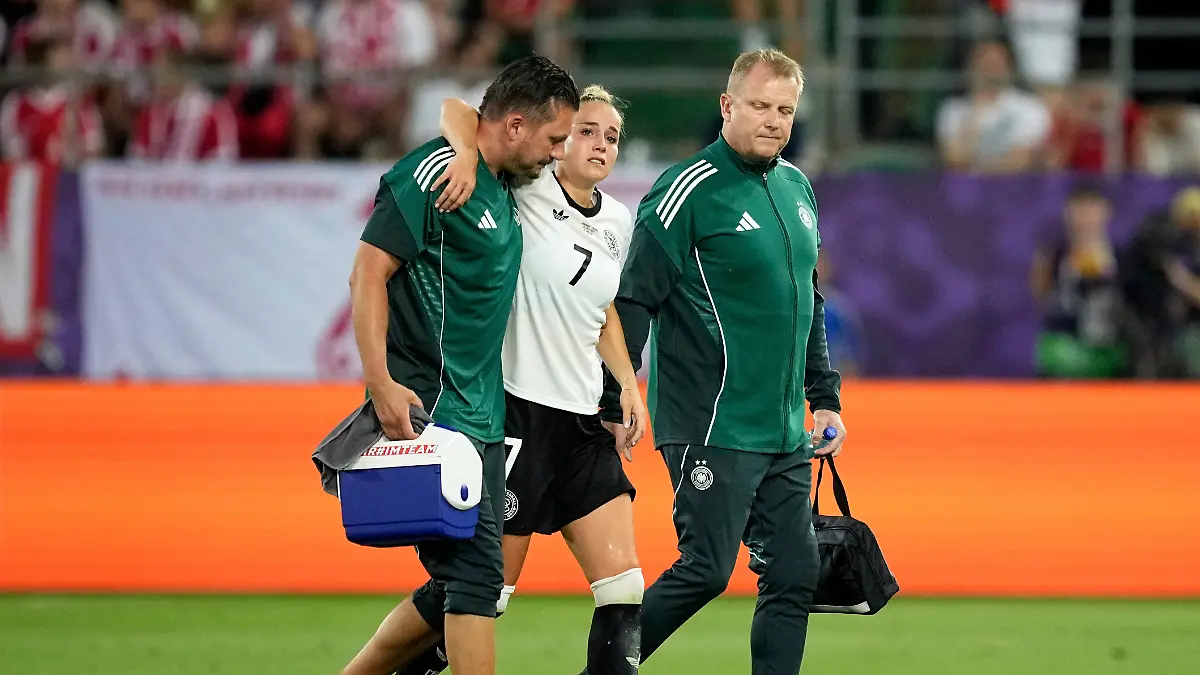 Giulia Gwinn muss verletzt ausgewechselt werden