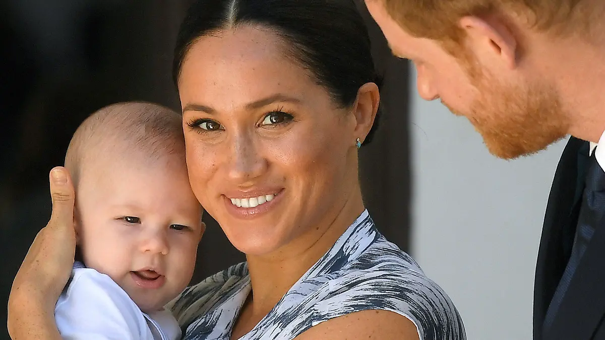 ARCHIV - 25.09.2019, Südafrika, Kapstadt: Prinz Harry, Herzog von Sussex, seine Frau Herzogin Meghan und Sohn Archie treten während eines offiziellen Besuchs in Kapstadt vor die Kamera. Am 31. März scheidet das Paar aus dem königlichen Leben aus. Foto: Toby Melville/PA Wire/dpa +++ dpa-Bildfunk +++